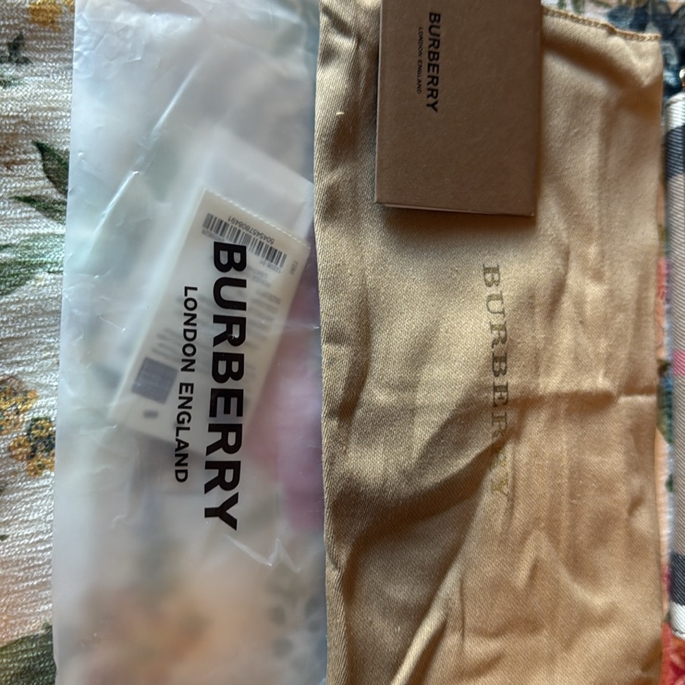 Gently used Burberry wallet - Picture 3 of 5